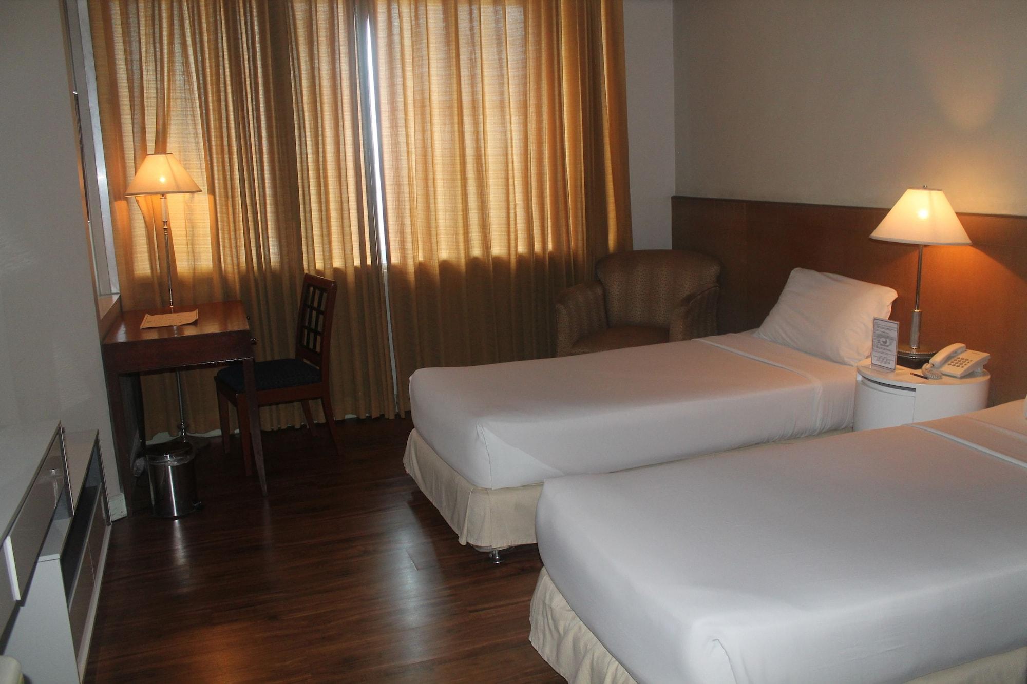 Pearl Manila Hotel Экстерьер фото